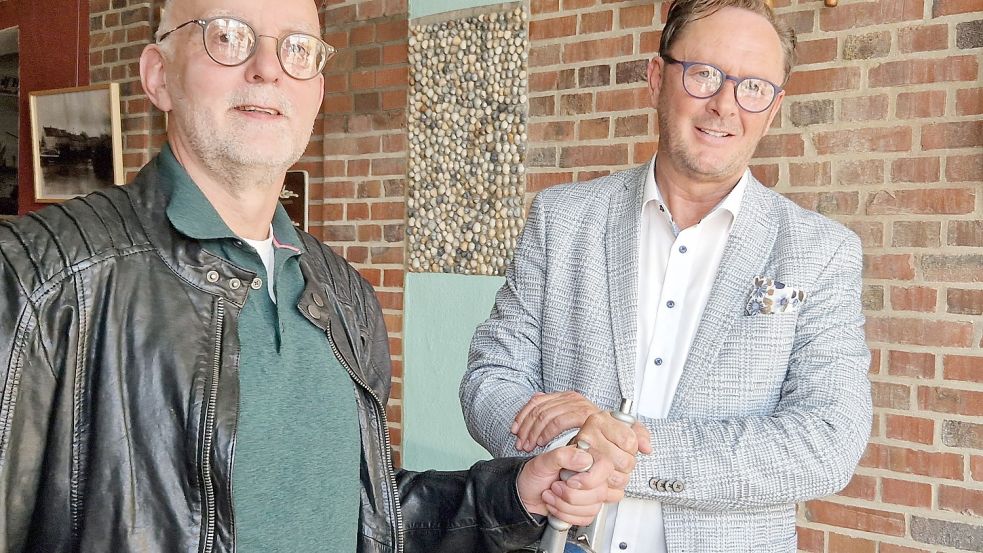 Martin Refle (links) und Gerold Hagena geben Gas. Die beiden wollen den Ausbau von Wind- und Solarparks im Rheiderland vorantreiben. Foto: Gettkowski