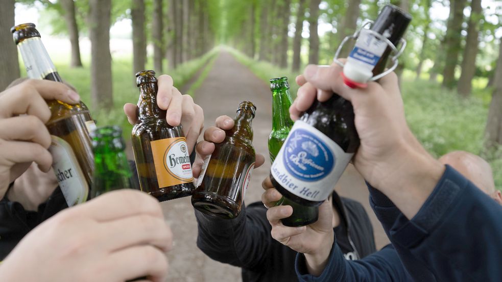 Eine Gruppe Väter stößt mit Bier auf den Vatertag an. Foto: Klemmer/dpa