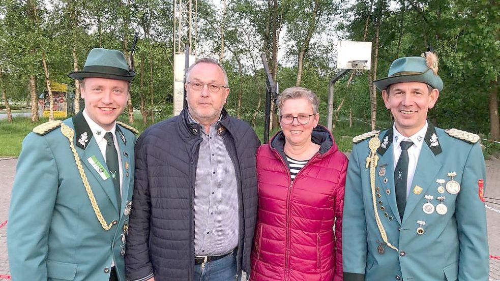 An Christi Himmelfahrt ermittelt der Schützenverein Tell Hollen den neuen Schützenkönig. Das Kaiser-Schießen am vergangenen Wochenende bildete den Auftakt zur Schützenfestwoche in Ramsloh (von links): Alexander Wallschlag (1. Vorsitzender), der neue Kaiser Hans Deeken, Lebensgefährtin Elke Schulte und Johann Rauert (Schatzmeister). Foto: Privat