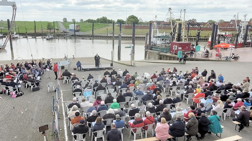 Der Open-Air-Gottesdienst war gut besucht. Foto: Wolters