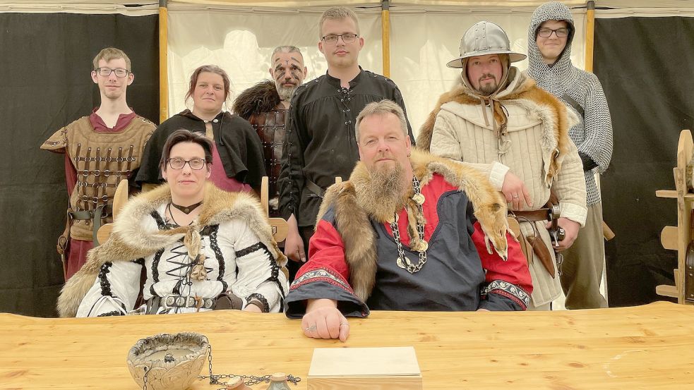 Der Clan of Kerry mit Hilbert und Hiltrud Robak, dem „Lord“ und seiner „Lady“ im Vordergrund. Die Gruppe gastiert derzeit beim Mittelaltermarkt am Idasee. Fotos: Hinderks