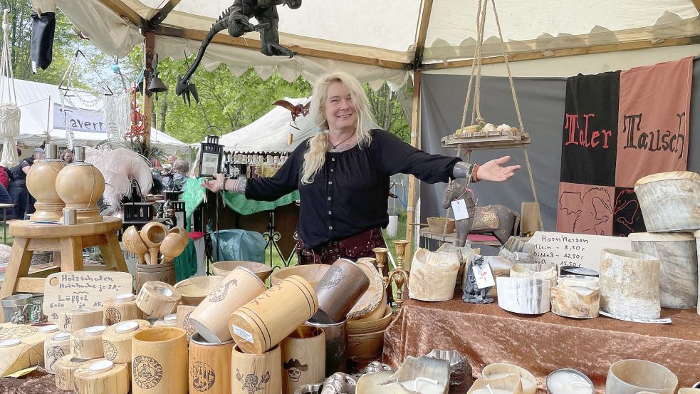 Jeanette Üsseler hat beim „Taler-Tausch“ Haushaltswaren aus Holz und Honigkerzen zu verkaufen.