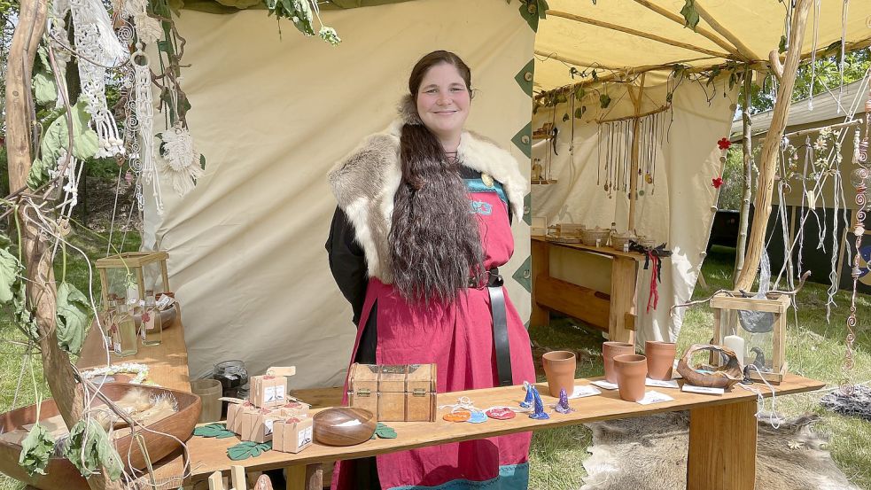 Mareike Humbert bietet in ihrem „Hexenhaus“ gewebte Gürtel und Weihrauch an.