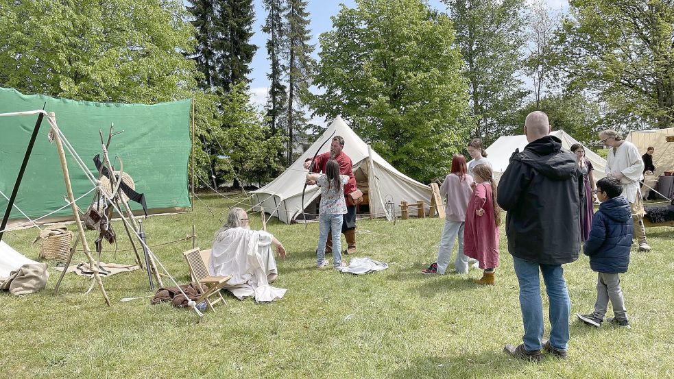 Beim Mittelaltermarkt am Idasee darf sich jeder, der möchte, mal in der Kunst des Bogenschießens versuchen.