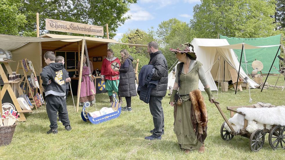 Am Idasee können sich auch die Jüngsten angemessen mittelalterlich ausrüsten.