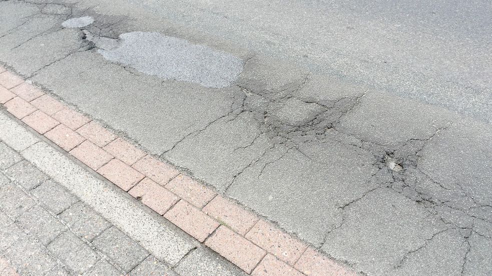 Aufgrund der Vielzahl von Schlaglöchern, Abplatzungen und Fahrspuren sind Fräs- und Asphaltierungsarbeiten in einem größeren Umfang auf der Ihrener Straße in Ihren notwendig. Eigentlich sollten die Arbeiten am Dienstag, 9. Mai, beginnen. Jetzt soll die Sanierung am 23. Mai starten. Symbolfoto/Archiv