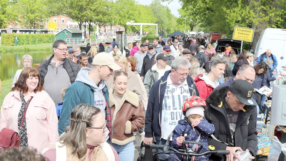 Bei schönen Frühjahrswetter bummelten Tausende über den Flohmarkt am Elisabethfehnkanal