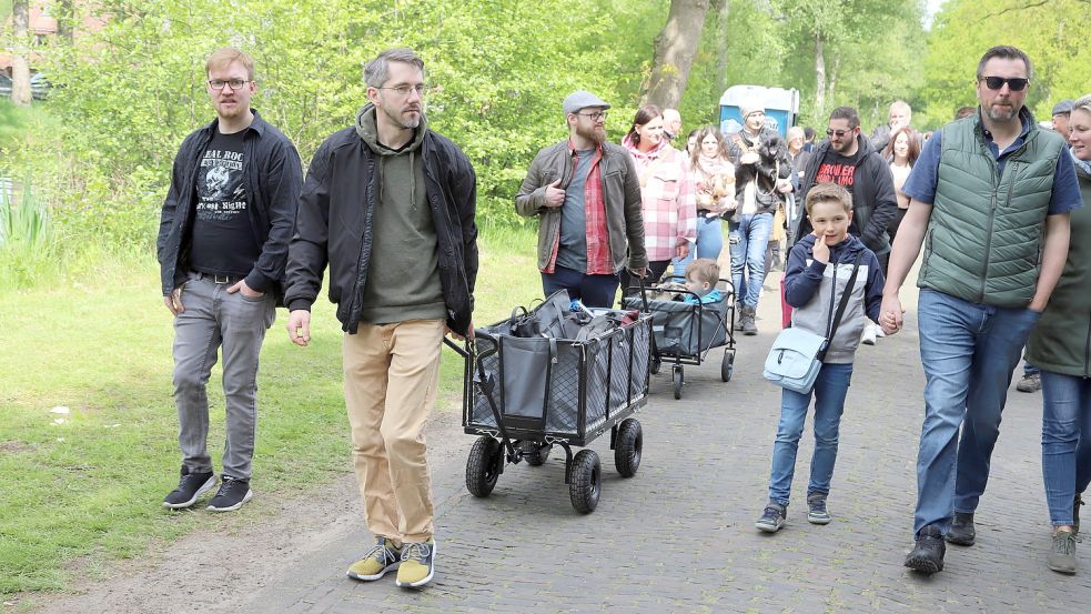 Mit dem Bollerwagen über den Flohmarkt. Darin konnten nicht nur die Kinder transportiert werden, sondern auch eingekaufte Schnäppchen. Foto: Passmann