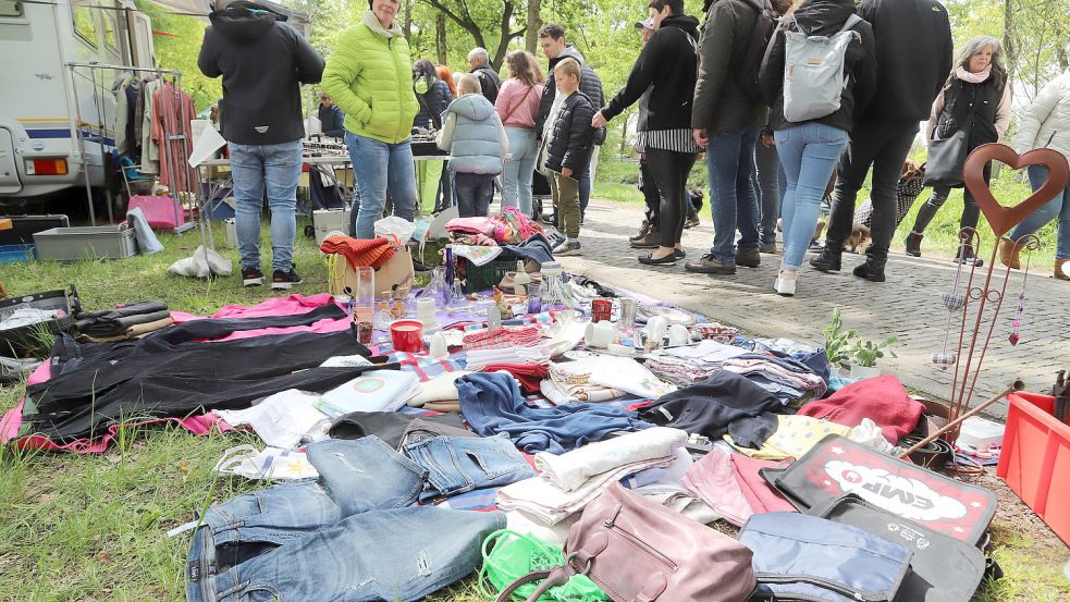 Gebrauchte Bekleidung zwischen Kerzen und vielen anderen Dingen wurde auch angeboten. Foto: Passmann