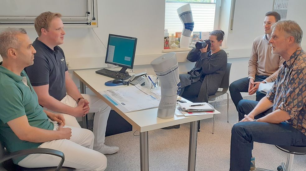 Im Gespräch (von links): Dr. Ahmed Nagla, Hanno Tammen, Steffi Behrmann (Fotografin), Valentin Klein (Produktmanager Bauerfeind) und Bernd Festerling (Reporter). Foto: Scherzer