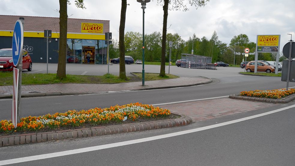 Bei der Verkehrsinsel auf der Langen Straße in Barßel in Höhe des Netto-Marktes wird eine Bedarfsampel errichtet. Doch die kostet die Gemeinde mehr Geld als geplant. Fotos: Fertig