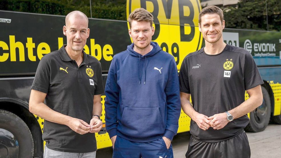 Henning Rießelmann ist beruflich in der großen Fußballwelt unterwegs. Das Foto zeigt ihn bei einem Trainingslager in Marbella mit Dortmunds Geschäftsführer Carsten Cramer (links) und BVB-Sportdirektor Sebastian Kehl (rechts). Foto: privat