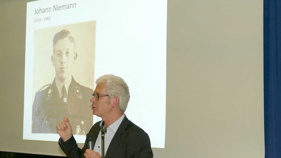 Dr. Martin Cüppers hielt am vergangenen Mittwoch in der Aula des Schulzentrums Collhusen einen Vortrag über den stellvertretenden SS-Kommandanten des Vernichtungslager Sobibor, Johann Niemann. Niemann stammte aus Völlen. Foto: Wieking