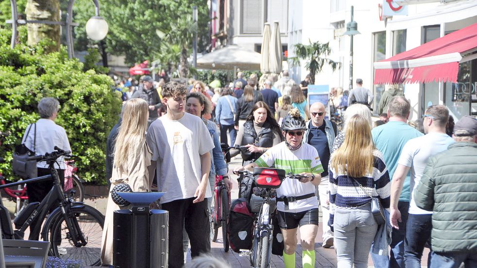 Der Lekkermarkt zog schon am Samstag Leute in die Innenstadt. Foto: Wolters