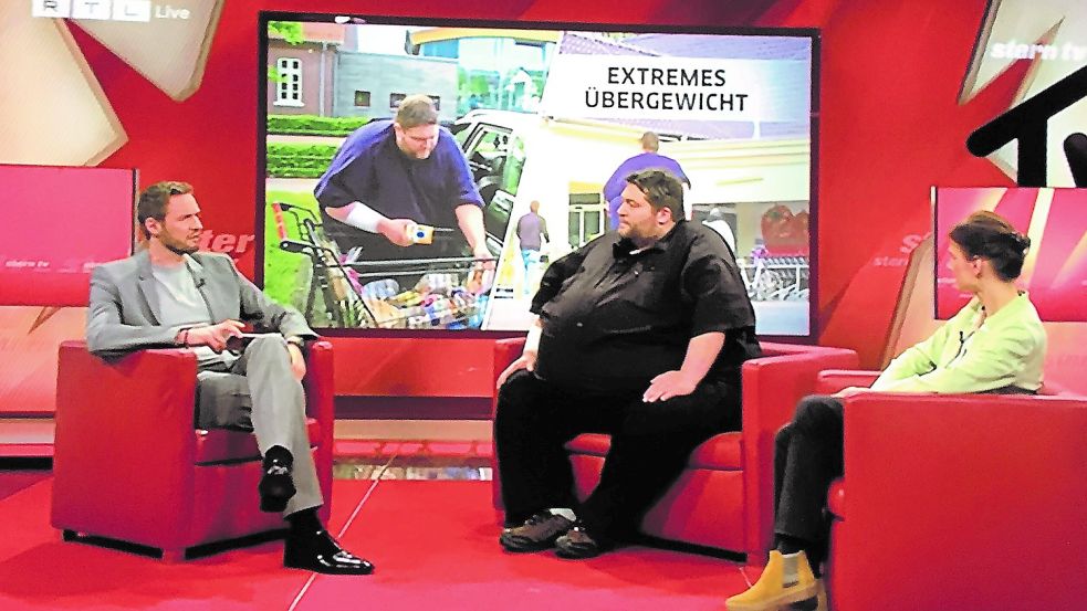 „Großartig, dass Sie den Mut hatten, sich mit Ihrem Schicksal hier zu stellen“, lobt Moderator Dieter Könnes (l.) Christoph Hömmken aus Vrees für seinen Liveauftritt bei Stern TV an der Seite von von Prof. Wiebke Fenske von der Uniklinik Bonn. RTL/Screenshot: Gerd Schade