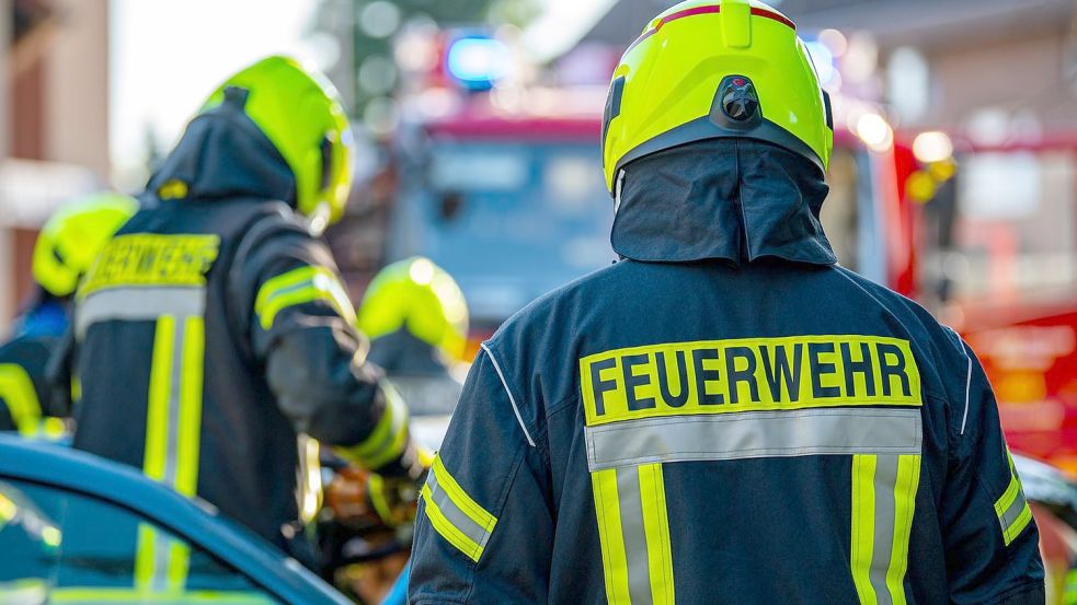 Rund um die Uhr im Einsatz: Feuerwehrleute löschen Brände, leisten bei Unfällen Erste Hilfe oder helfen bei Stürmen und Überschwemmungen. Foto: David Inderlied/dpa/Symbolbild