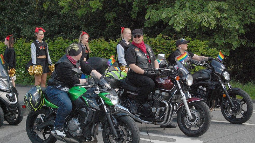 Die "Dykes on Bikes" fahren vorneweg.