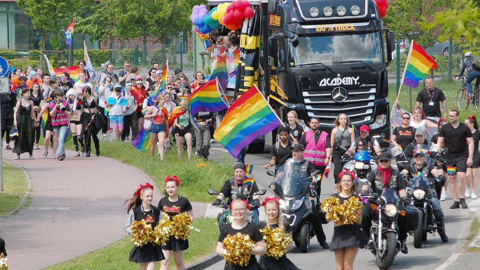 Die Parade zieht an den Internationalen Gärten vorbei.