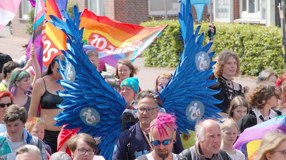Michael Kamphus von der Gruppe "Queer Handicap" sticht mit seinen blauen Engelsflügeln hervor.