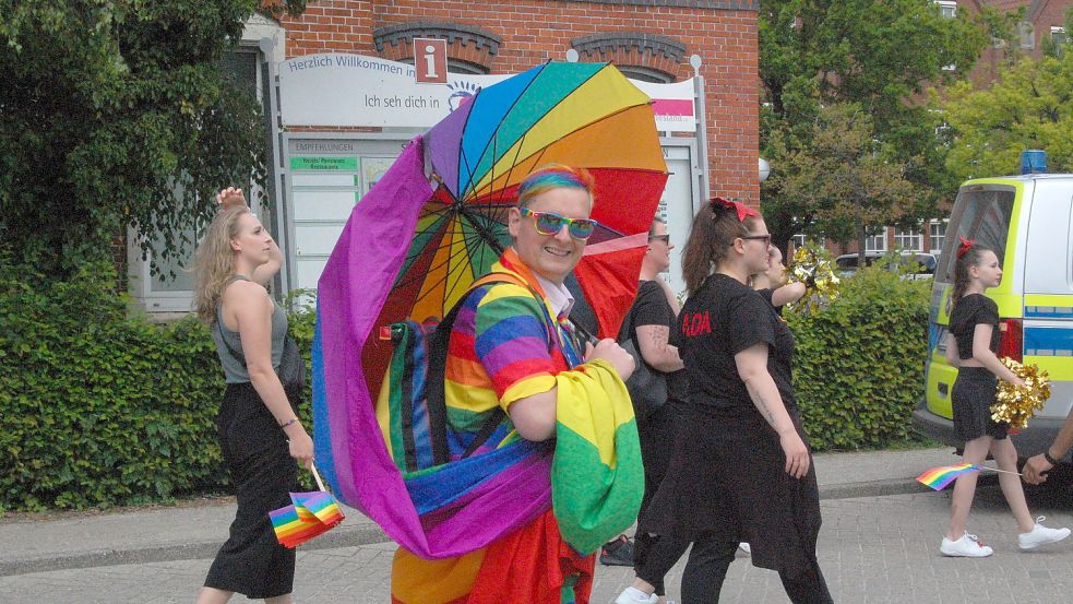 Von Kopf bis Fuß in Regenbogenfarben.