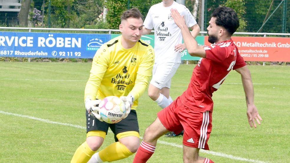 Torwart Alexander Bartels rettet vor TuRa-Spieler Daoud Jajan. Foto: Damm