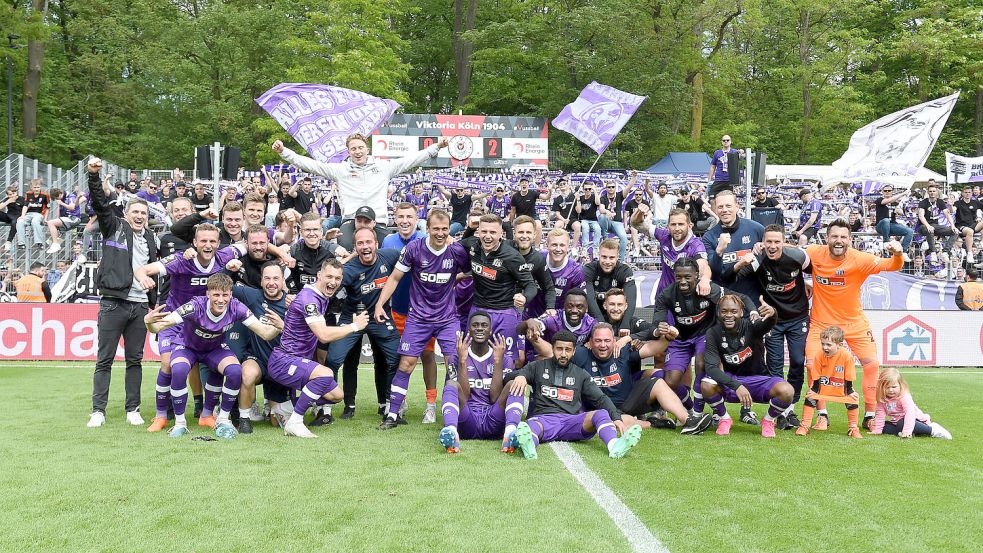 Gemälde des Glücks: Der VfL lebt auch in Köln seine Tradition weiter und feiert den Sieg mit einem Mannschaftsfoto vor dem Fanblock. Foto: VfL Osnabrück/Titgemeyer