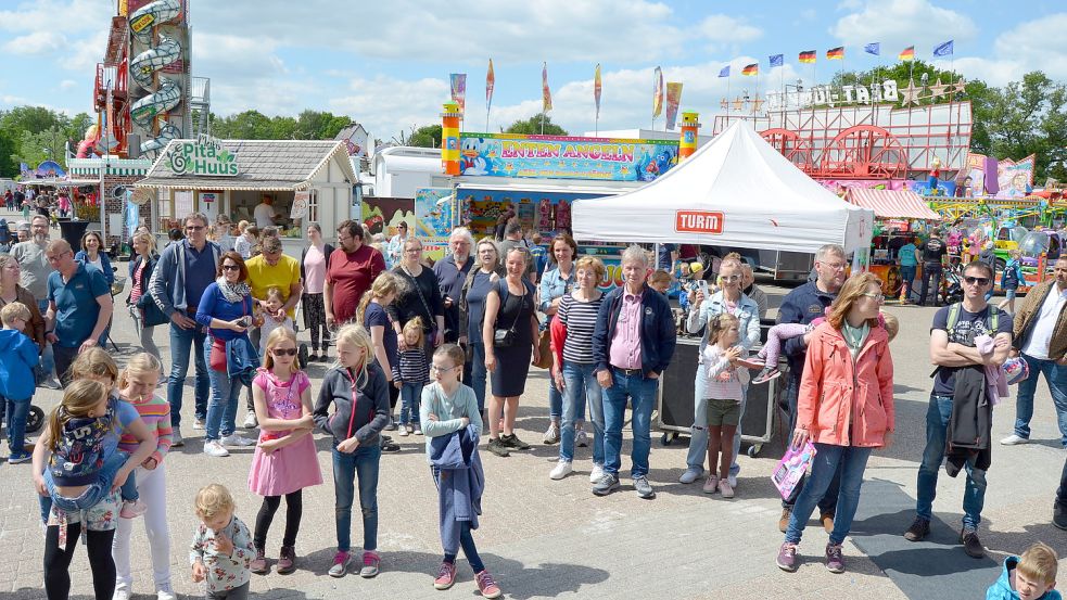 Viel los war am Sonnabendnachmittag vor der Bühne des neuen Kulturhauses auf dem Marktplatz. Dort traten die Bläserklassen 5B und 6B sowie die Concert-Band des Albrecht-Weinberg-Gymnasiums Rhauderfehn auf, die Musikschule Takt und Ton und die Gruppe Upstairs. Fotos: Fertig