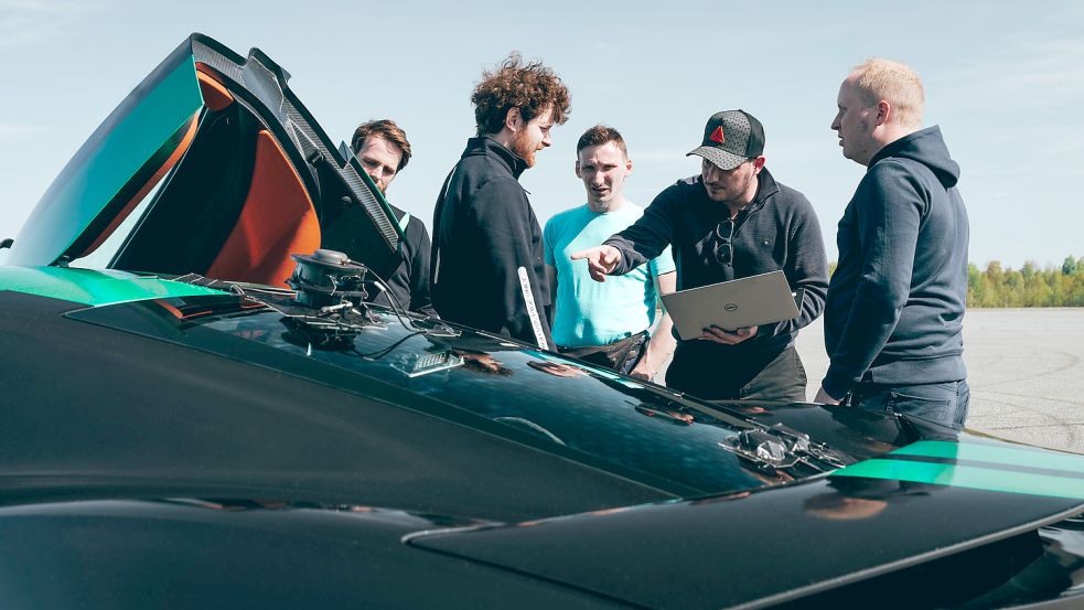 Mitglieder des Rimac-Teams bei der Arbeit auf dem Prüfgelände in Papenburg. Fotos. Rimac