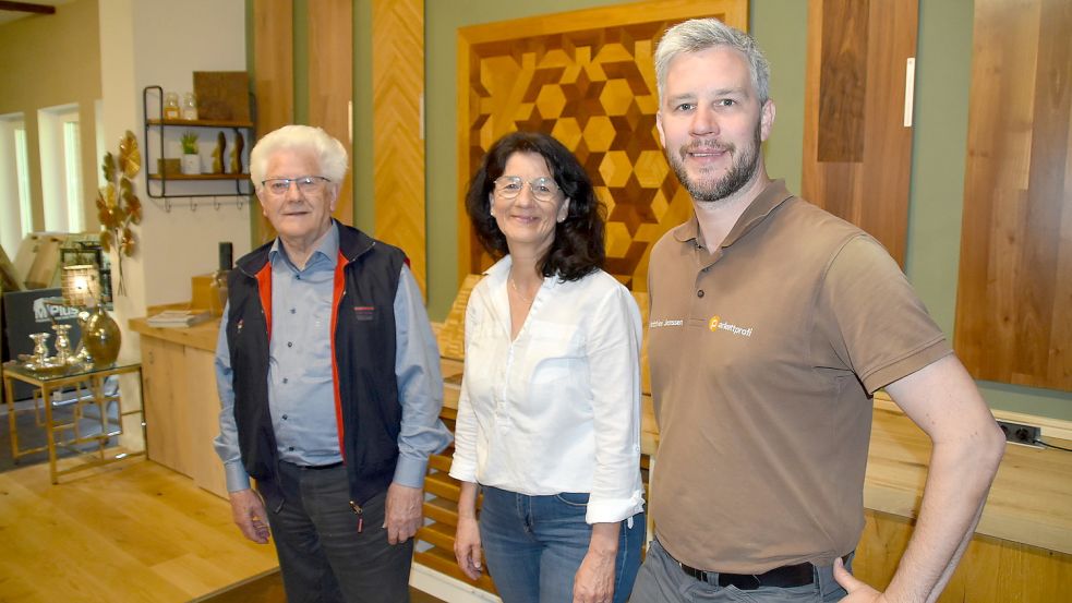Drei Generationen arbeiten zusammen: Die Geschäftsführer Matthias Janssen (rechts) mit seiner Mutter Ingrid Janssen und mit dem 82 Jahre alten Firmengründer Johann Geyken. Foto: Ammermann