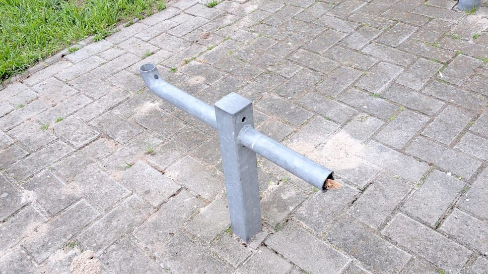 Das war einmal ein Fahrradständer. Unbekannte flexten den oberen Bügel ab. Foto: Gemeinde Westoverledingen