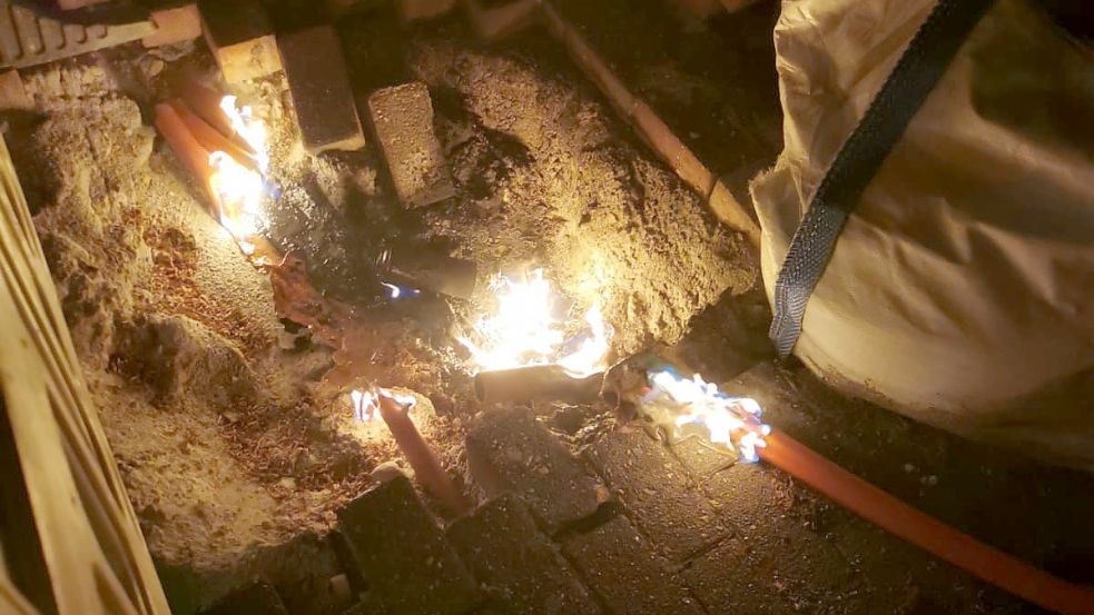 Als die Einsatzkräfte vor Ort eintrafen, brannten dort Leerrohre aus Kunststoff für Glasfaserkabel. Foto: Visser/Feuerwehr