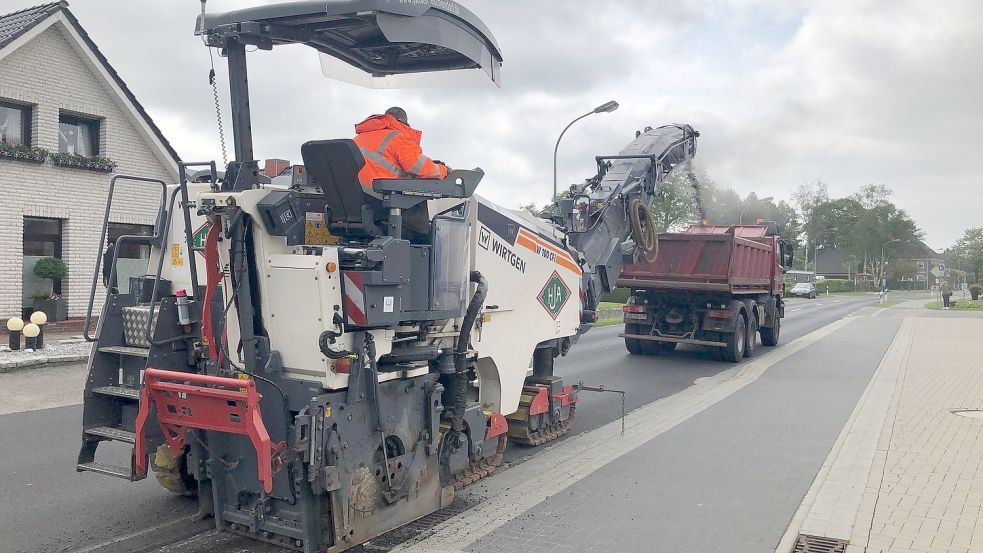 Mit einer Spezialmaschine wird seit Dienstagfrüh an verschiedenen Stellen die schadhafte Asphaltdecke abgefräst. Foto: Ammermann