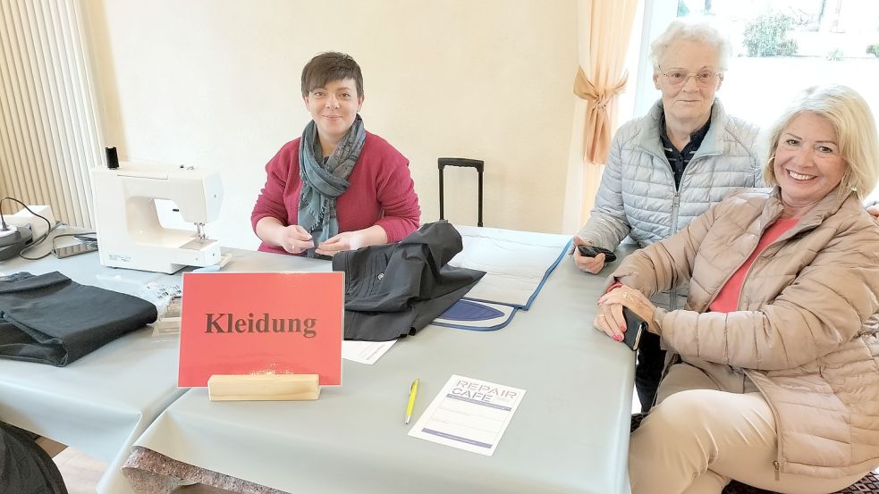 Ehrenamtliche im Repair-Café (von links) Ksenia Wallschlag an der Nähmaschine, Regina Pahlke und Gisela Harms. Foto: Seniorenbeirat