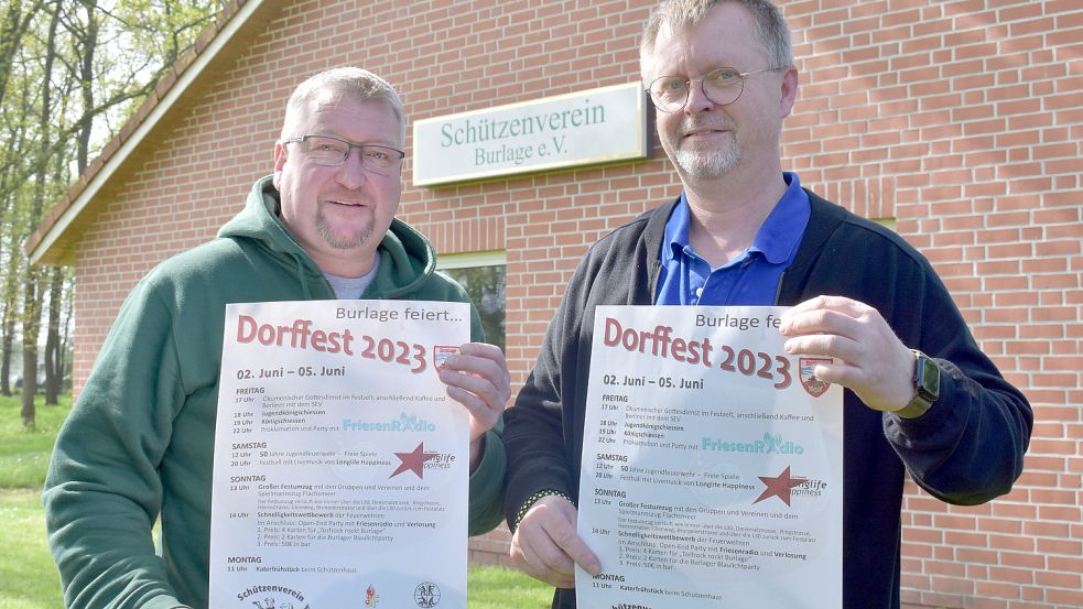 Der Vorsitzende des Burlager Schützenvereins, Jürgen Buß (links), und Ortsbrandmeister Wolfgang Harms präsentieren das Plakat zum Dorffest. Foto: Zein