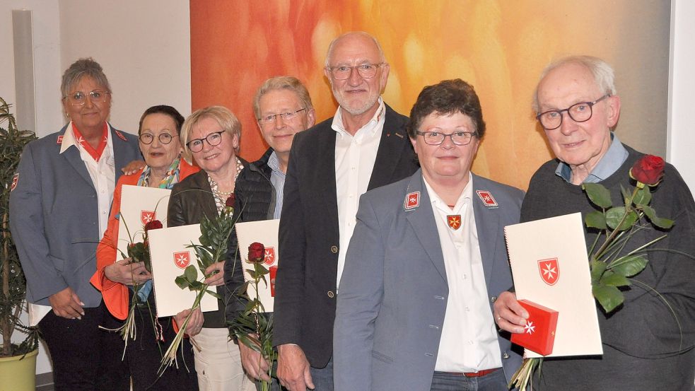 Hohe Auszeichnungen beim Malteser-Hilfsdienst Friesoythe: Diözesanoberin Hiltrud Voßmann (Zweite von rechts), Dienststellenleiterin Marlen Schmidt (links) und Gerd Dumstorff (Dritter von rechts) ehrten und gratulierten (von links) Gertrude Vormoor (Verdienstplakette in Silber), Gerda Spieker (Jubiläumsabzeichen in Bronze), Walter Hußmann (Verdienstplakette in Bronze) und Heribert Wilmes (Verdienstplakette in Silber). Foto: Malteser Hilfsdienst
