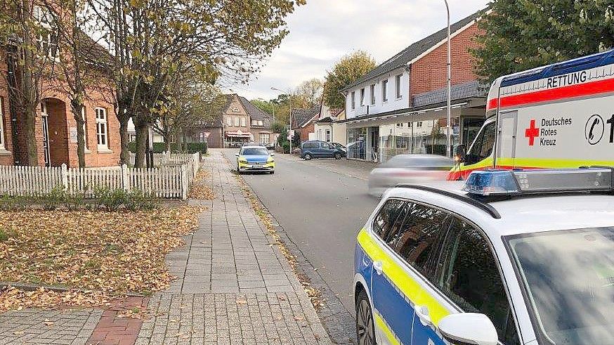 Vor der Polizeistation in Ihrhove standen am 16. Oktober 2022 zwei Polizeifahrzeuge und ein Krankenwagen. Die Beamten und die Mitarbeiter des Rettungsdienstes kümmerten sich um die verletzte Frau, die von ihrem Ehemann angeschossen worden sein soll. Archivfoto: Ammermann