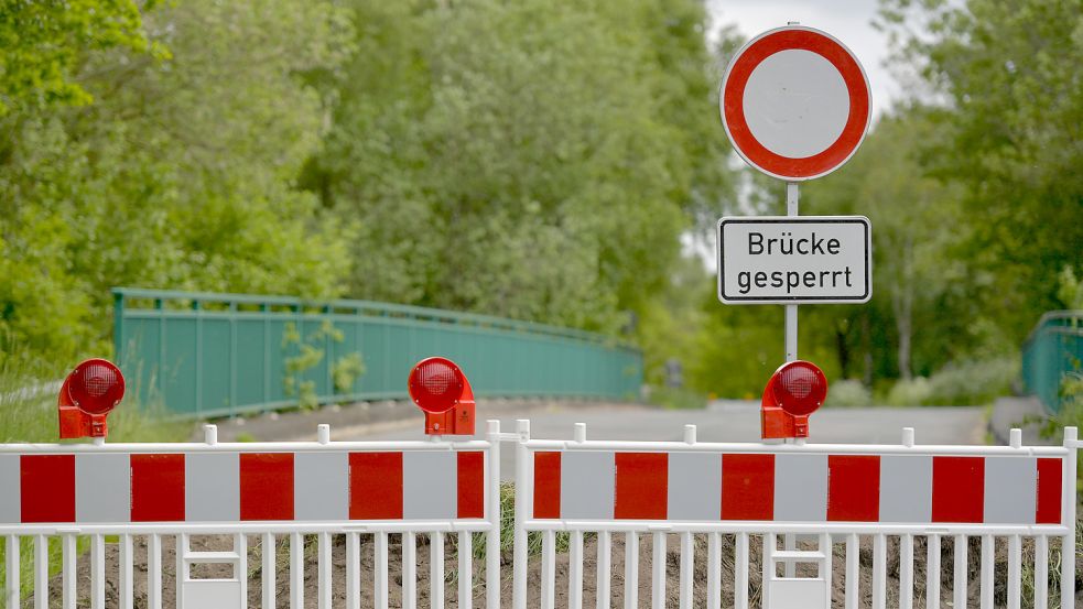 Hier ist der Weg zu Ende: Die Brücke über die L 24 in Kleinhesel ist derzeit nicht verkehrssicher. Foto: Ortgies