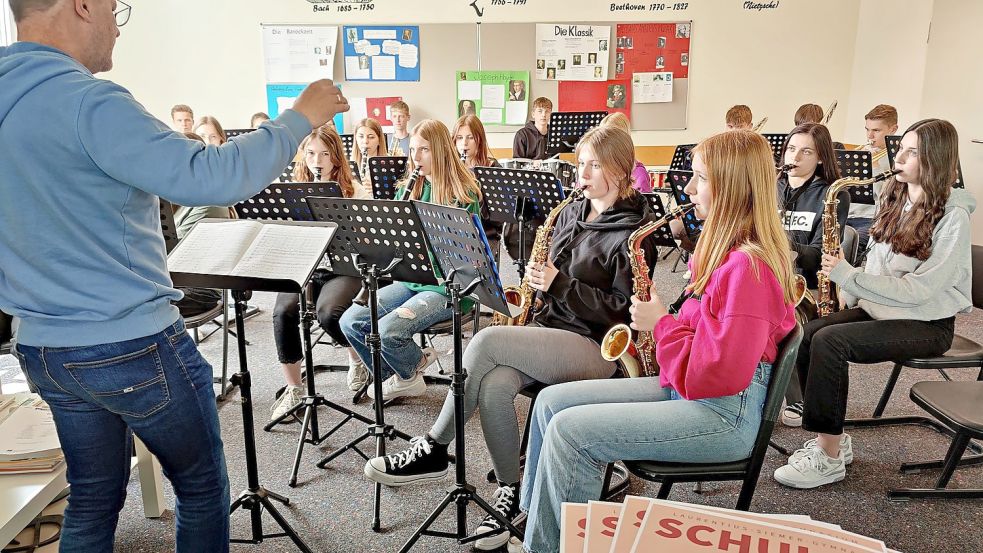 Am Gymnasium in Ramsloh wird fleißig geprobt für das Konzert. Im Bild ist die Klasse 9a mit Musiklehrer Martin Kirchberg zu sehen. Foto: LSG