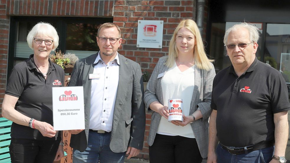 Spendenübergabe in Sedelsberg (von links): Christa Lindenberg (Leukin), Einrichtungsleiter Uwe Röding, Yvonne Schomaker (Pflegedienstleitung) und Horst Morgenstern (Leukin). Foto: Passmann