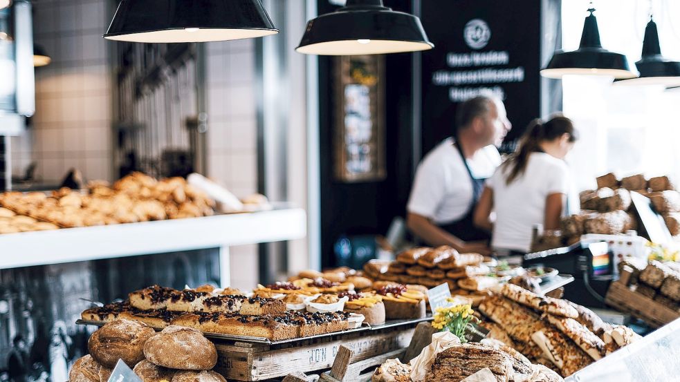 Ein Stück Kuchen und frische Brötchen runden den Feiertag erst richtig ab. Foto: PIxapay