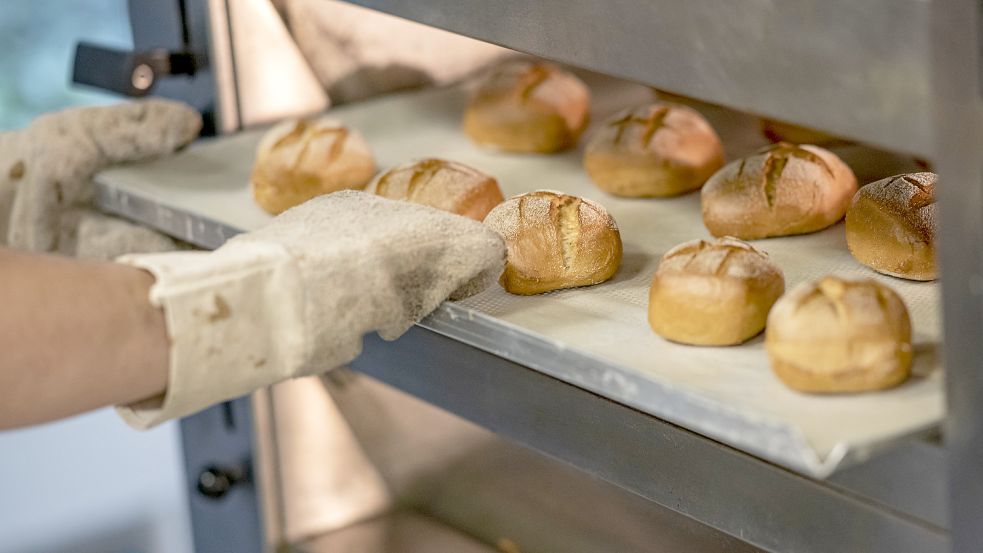 In vielen Bäckereien wird am Feiertag gearbeitet. Foto: Sommer/DPA