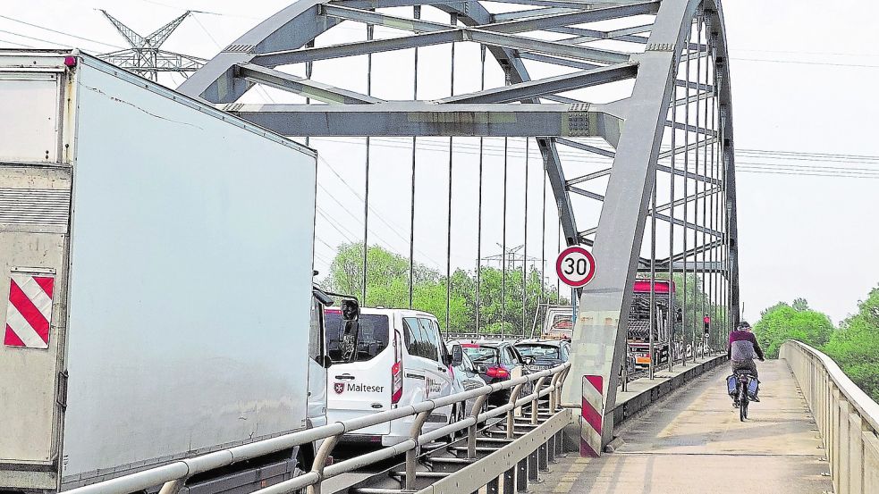 Fußgänger und Radfahrer können die Baustelle grundsätzlich passieren. Foto: Belling