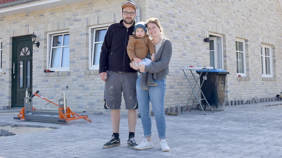 Frank Langen, Jari und Eva Götze auf ihrer frisch gepflasterten Auffahrt. So fällt eine Sorge von ihnen ab. Foto: Wehry