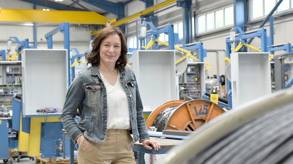 Vom Bindeglied bis zur guten Seele: In der Firmengruppe Kurre übernimmt Silke Plaggenborg viele Rollen und Aufgaben. Das Unternehmen stellt in Ramsloh Kabelindustriemaschinen her. Foto: Hahn