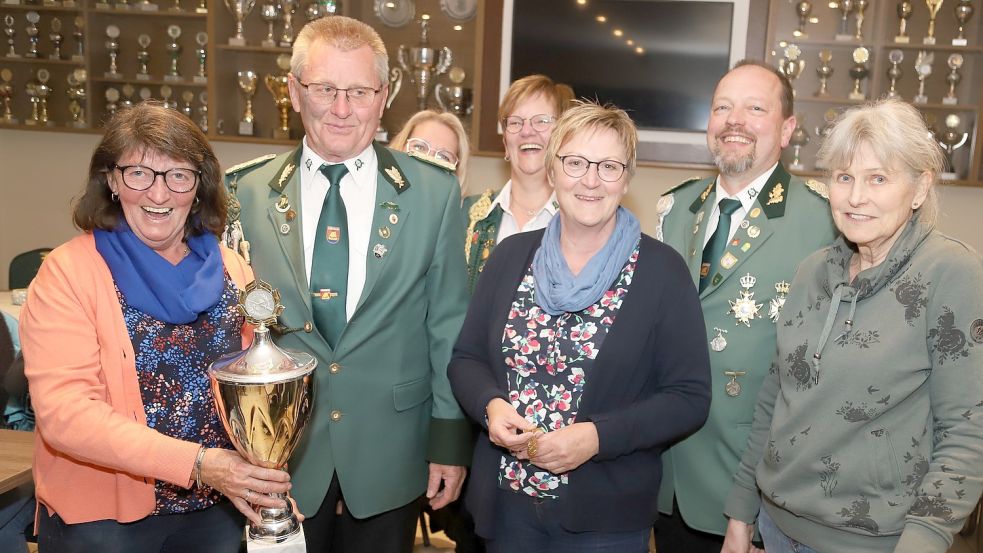 Strahlende Gesichter gab es bei der Pokalübergabe des Vatertagsschießens durch Vizepräsident Clemens Büscherhoff (2.von links) an die Mannschaftsführerin der siegereichen Damenkompanie, Mechthild Büscherhoff (links). Foto: Passmann