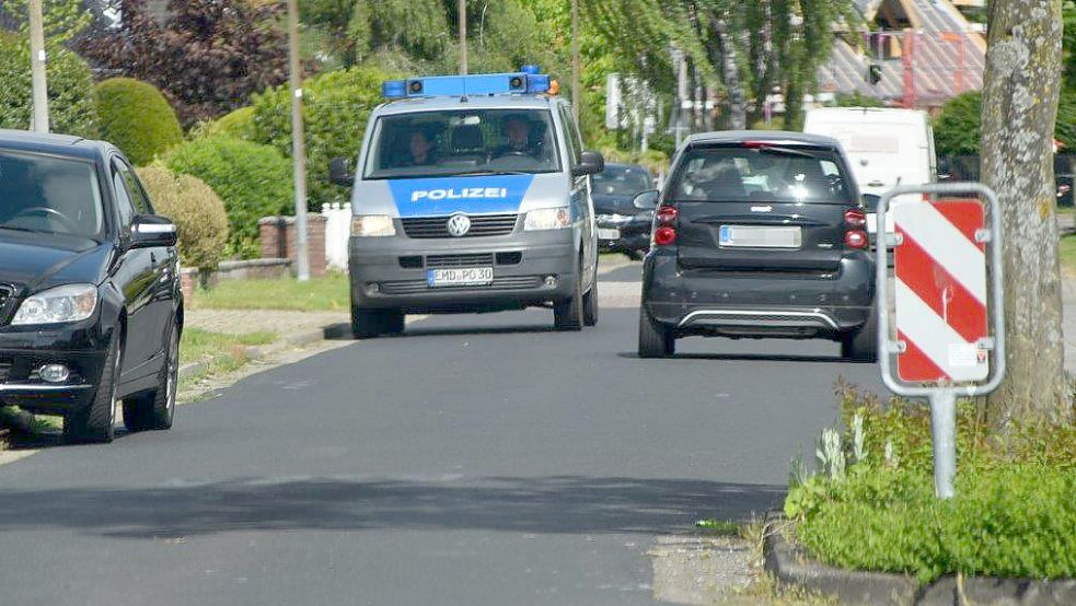 Zahlreiche Streifenwagenbesatzungen waren am Dienstag im Bereich von Langholt und dem Hahnentanger See im Einsatz. Die Beamten suchten nach einem flüchtigen Einbrecher. Foto: Ammermann