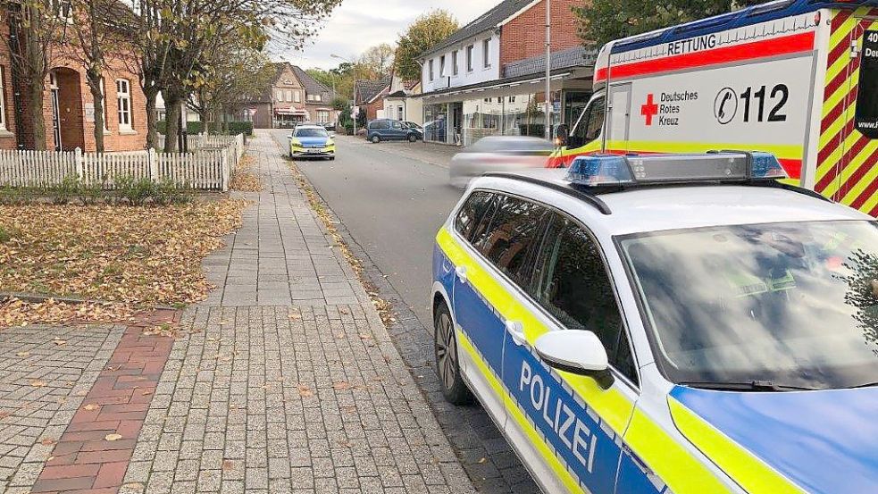 Hier, vor der Polizeistation in Ihrhove, lag die verletzte Frau. Rettungsdienst und Polizei waren vor Ort. Foto: Carsten Ammermann