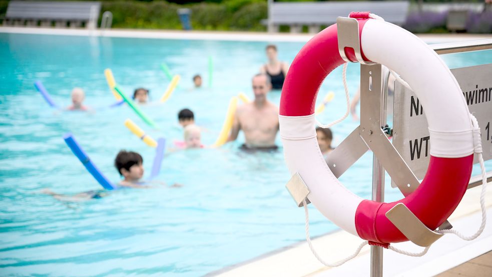 Von Juni bis August werden im Lehrschwimmbecken Holtermoor mehrere Schwimmkurse für Kinder angeboten. Symbolfoto: DPA