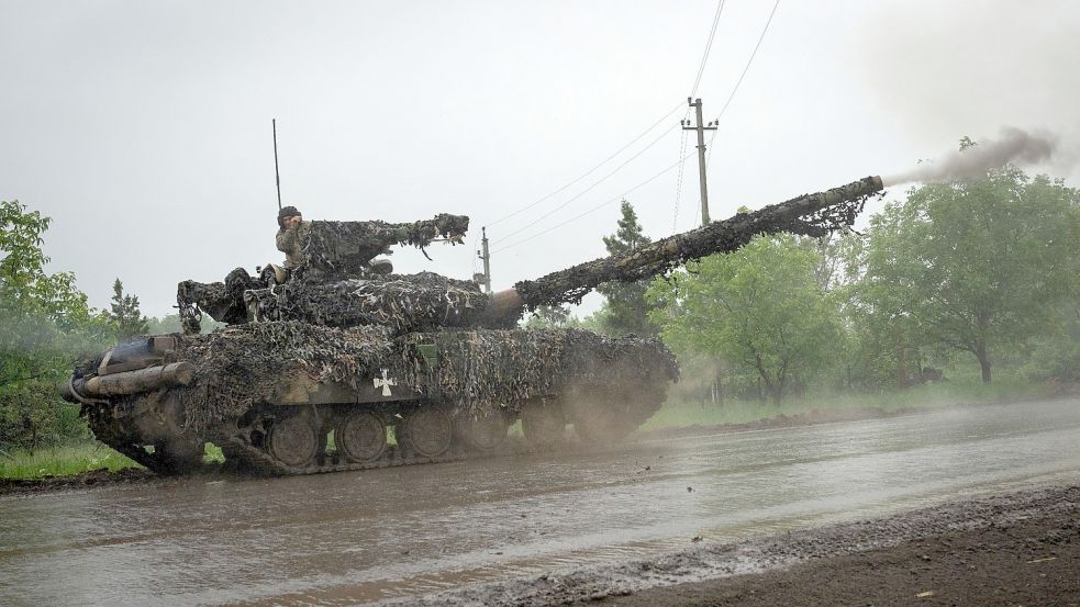 Ukrainische Soldaten feuern von einem ukrainischen Panzer an der Front in der Nähe von Bachmut in der Region Donezk auf russische Stellungen. Foto: Efrem Lukatsky/AP