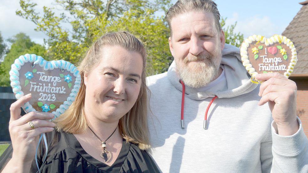 Silvia und Mario Trey freuen sich mit ihren besonderen Lebkuchenherzen auf den Frühtanz in Tange. Foto: Weers